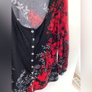 Venus  like new shirt with rouge sleeves and bottom down